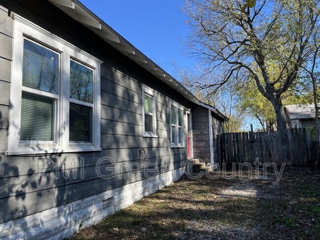 Building Photo - 1223 S Quaker Ave