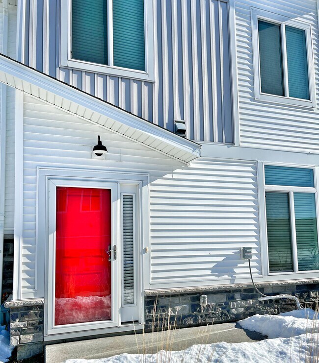 Building Photo - 327 NE Otter Dr