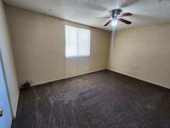 Building Photo - 3 Bedroom 1 Bath Coming Soon!