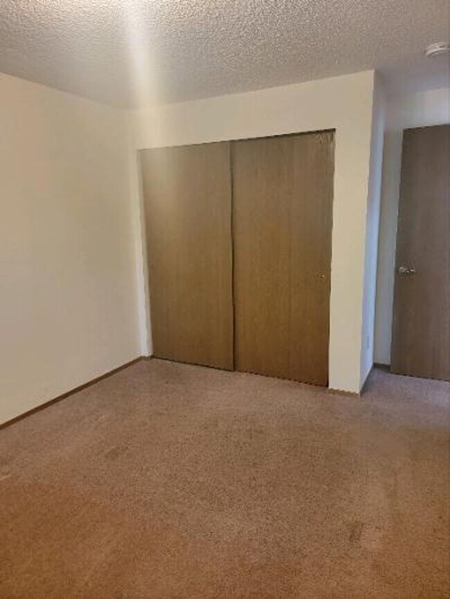 Building Photo - Classic North Tacoma 4 Bedroom Tri-Level with Peak a Boo View!