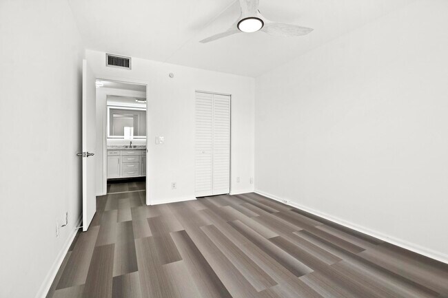 Building Photo - 4047 Lincoln A