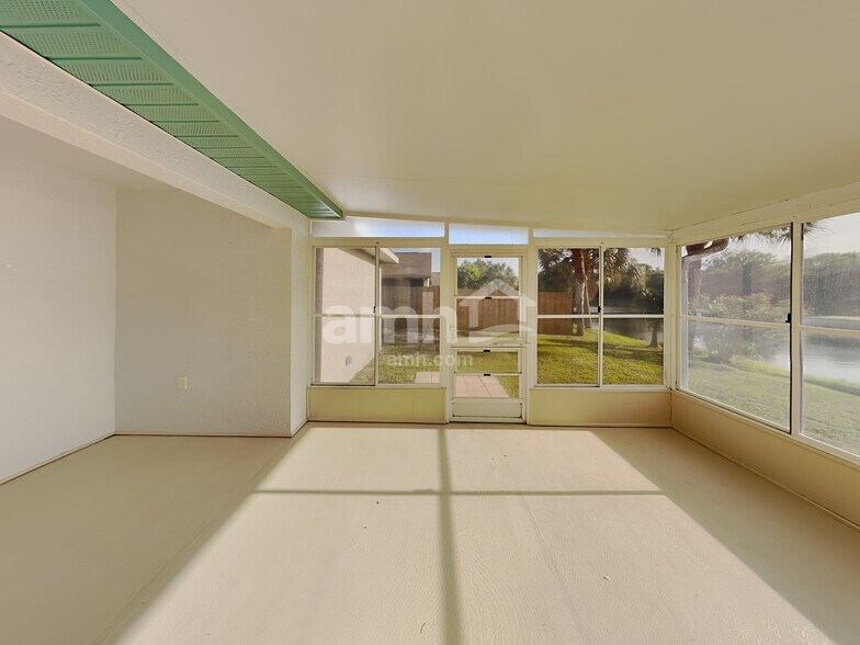 Building Photo - 9605 27th Ave E