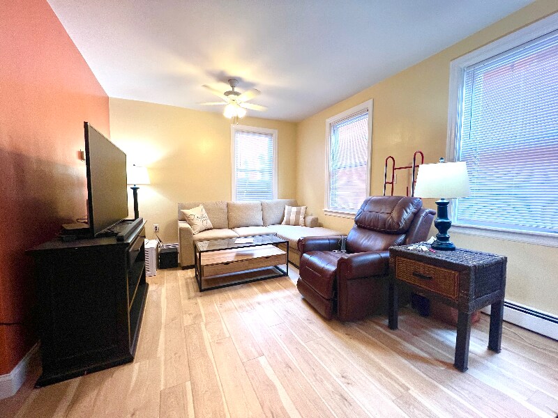 Building Photo - 81-83 America St