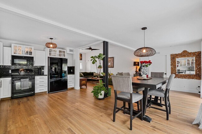 Building Photo - 9517 Bay Dr