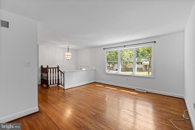 Building Photo - 10422 Floral Dr
