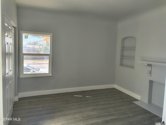 Building Photo - 714 N San Marcial St