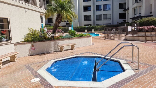 Building Photo - Resort style living - 2 Bd/2Ba 1,112 SqFt Condo