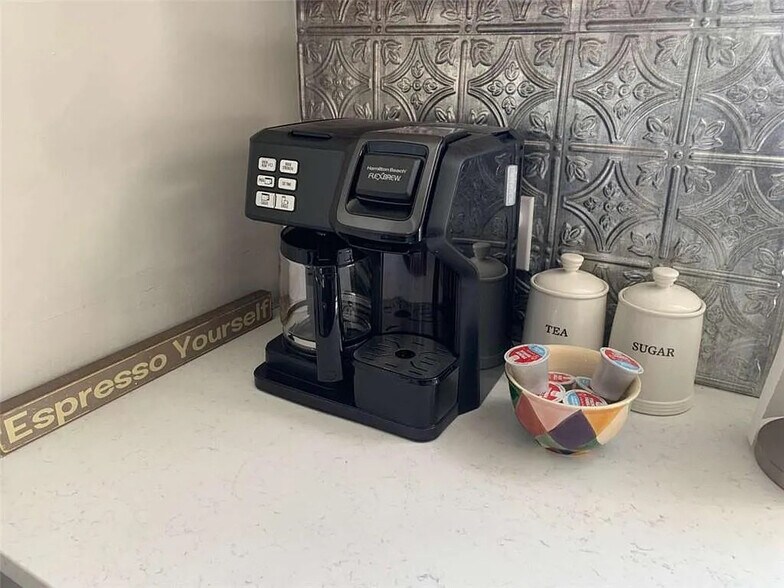 Building Photo - Room in Duplex on Jackson St