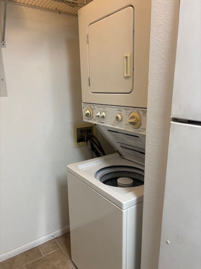 Building Photo - Refreshed 1 Bedroom/ 1Bath Condo in Gated Community