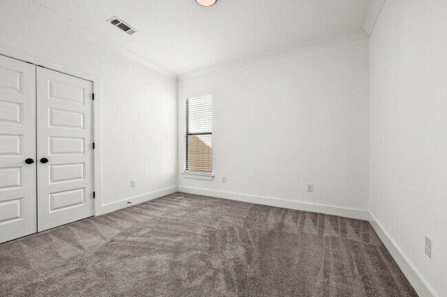 Building Photo - 4 bedroom, 2 bath home in the heart of Cen...