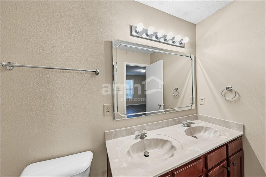 Building Photo - 2136 Olympia Dr