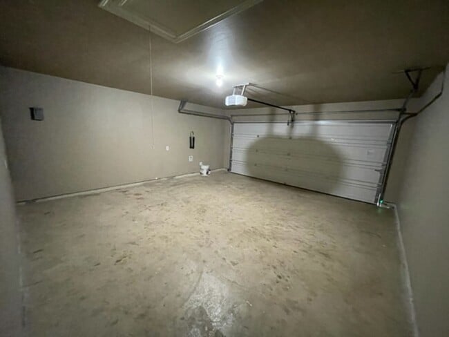 Building Photo - 6350 Daisy Way