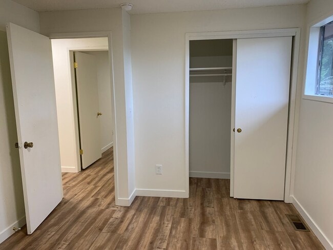 Building Photo - **Daisey King **