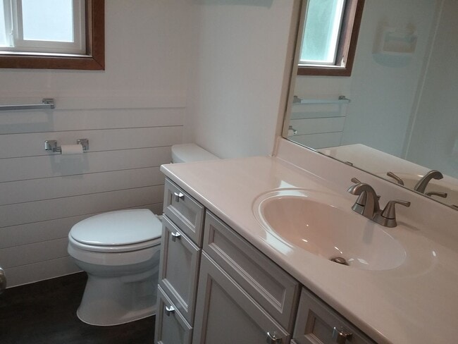 Building Photo - Updated Three Bedroom Home in Keizer