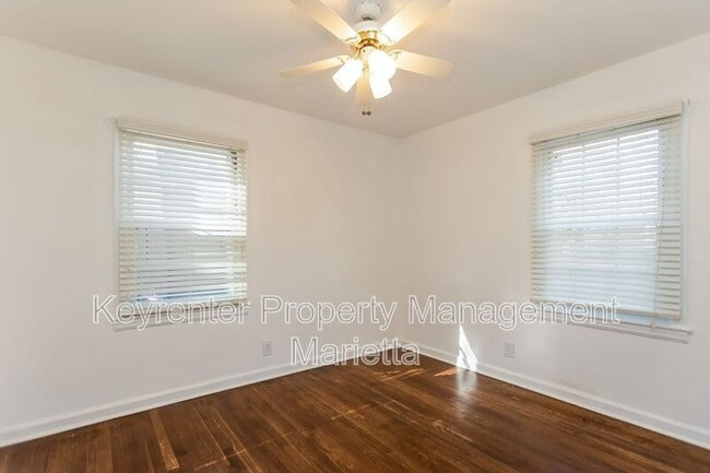 Building Photo - 540 Church Rd SE