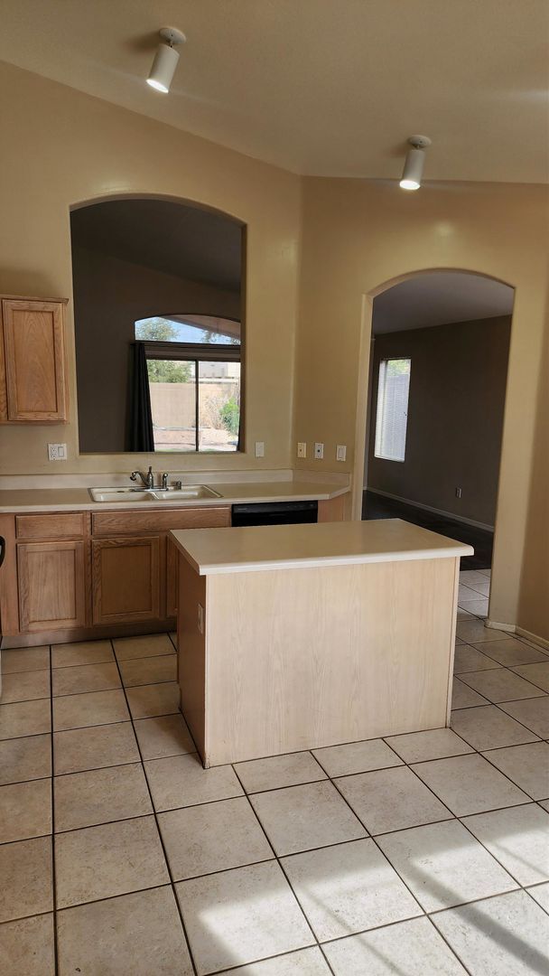 Building Photo - Charming 2 Bedroom Home with Den in Prime Location!