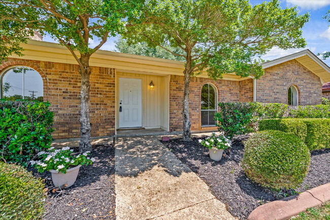Building Photo - "Spacious 4-Bedroom Hardwood & Granite Fin...