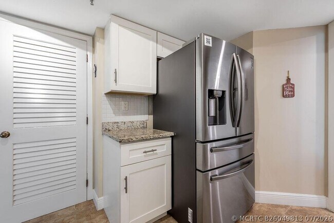 Building Photo - 6463 La Costa Dr