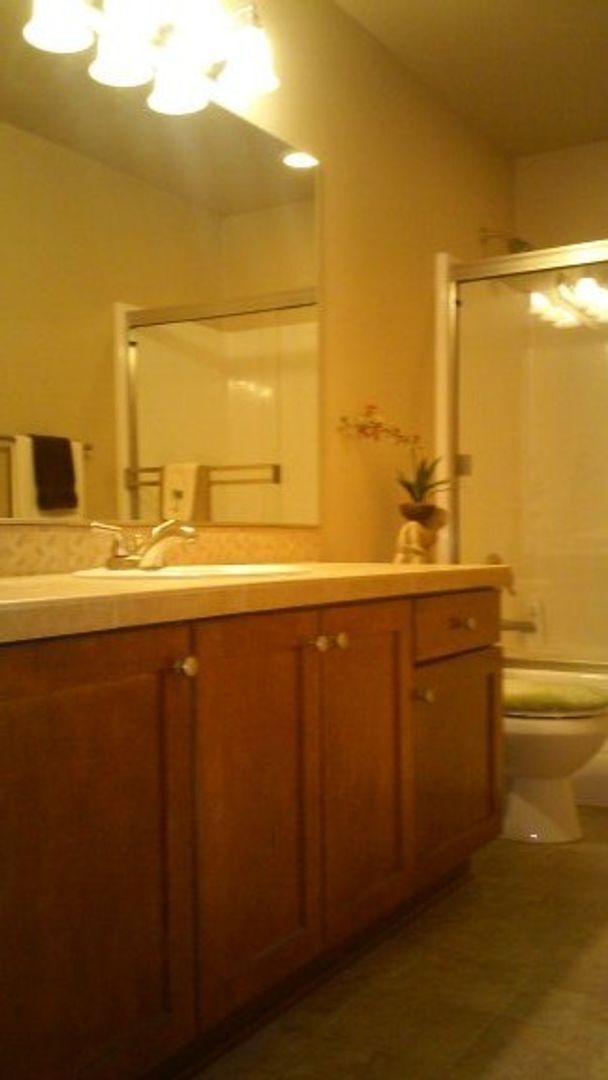 Building Photo - Beautiful 4 Bedroom Home In Garden Home Area!