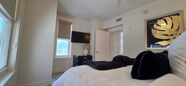 Building Photo - Recently remodeled condo near Baytown Wharf.
