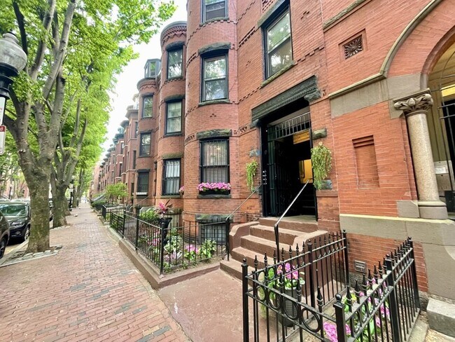 Building Photo - 20 Wellington St