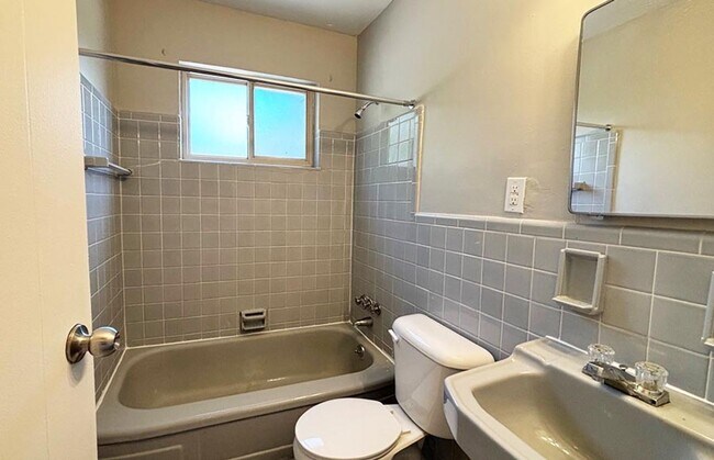 Building Photo - 562 Lowell Ave