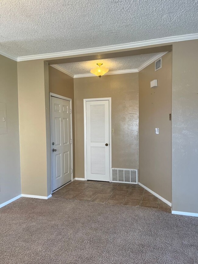 Building Photo - 1028 Mockingbird Ln