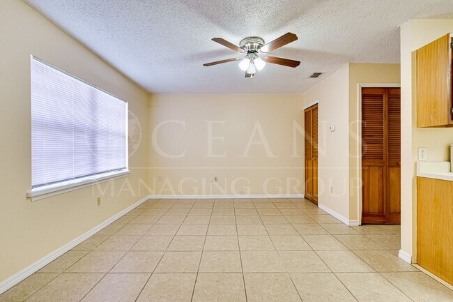 Building Photo - One Bed, One Bath at Royal Palm