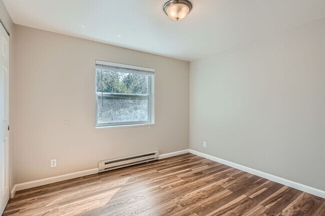 Building Photo - Newly Updated 2 Bedroom Condo- Move in rea...