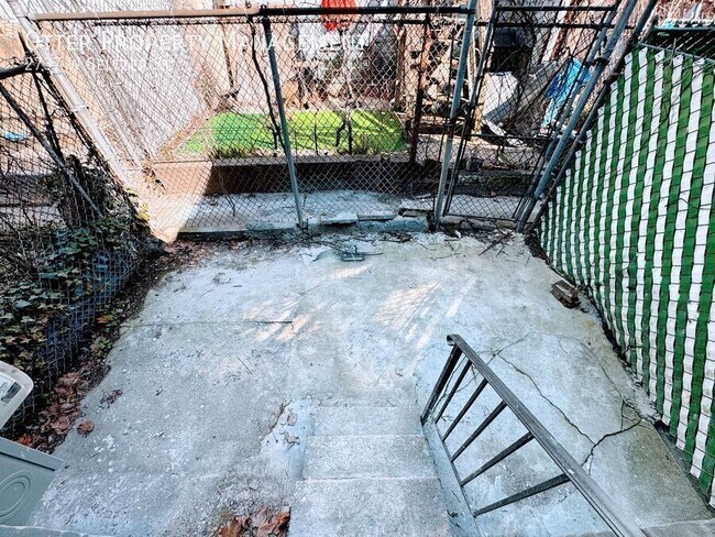 Building Photo - 2737 W Seltzer St