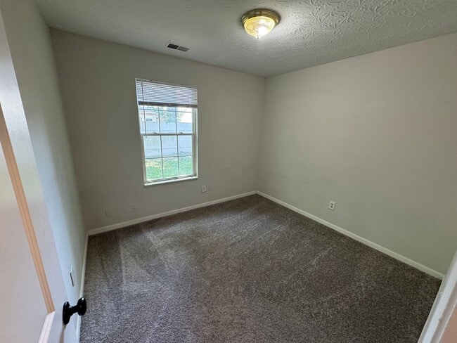 Building Photo - MT HEALTHY - Simple ranch living 3 bed 1 bath