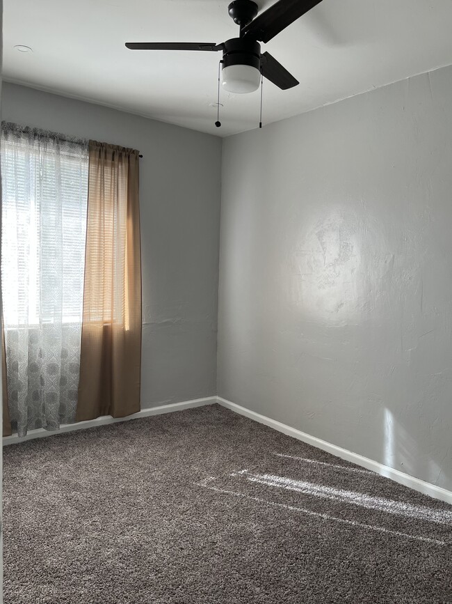 Building Photo - 8172 Valley View Dr