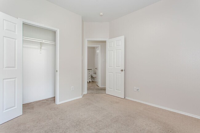 Building Photo - 4 Bedroom 2 Bath Home for Rent