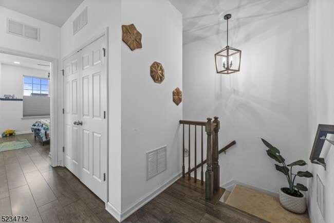 Building Photo - 19 Tippet St