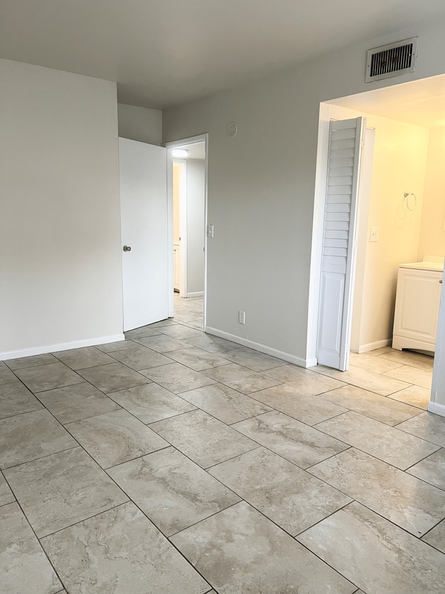 Building Photo - LARGE NEWLY RENOVATED 2 BEDROOM APARTMENTS Application fee is waived during move in