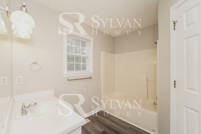 Building Photo - This charming home is move-in ready