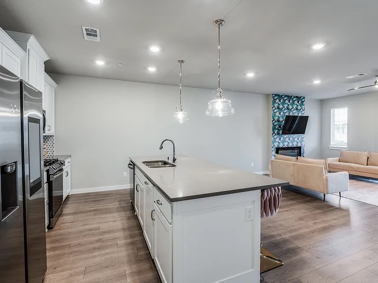 Building Photo - 870 Dulaney Ct