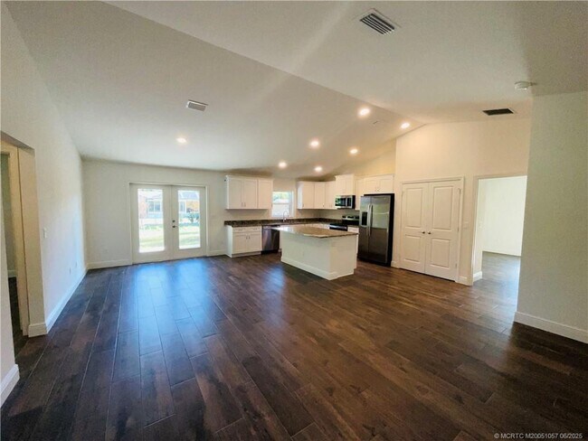 Building Photo - 7702 Lakeland Blvd