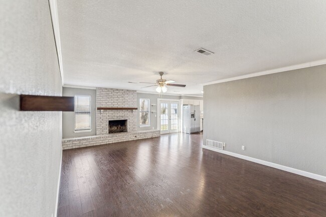 Building Photo - 13502 S Fern St