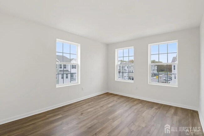 Building Photo - 735 Station Rd