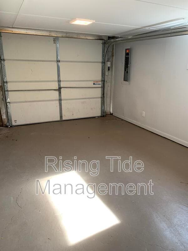 Building Photo - 928 5 Mile Rd