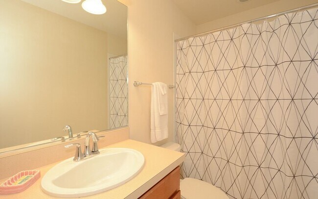 Building Photo - Lakeside Village Townhouse 2 Bedroom  2.5 Bath Available for Short-Term Rental