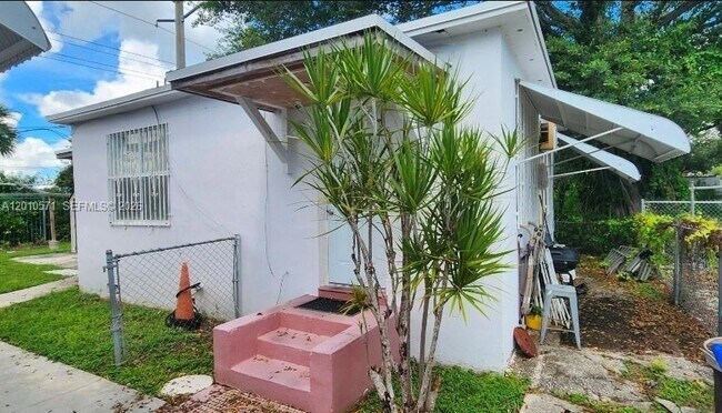 Building Photo - 405 NW 64th St