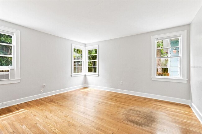 Building Photo - 205 Garden Cir N