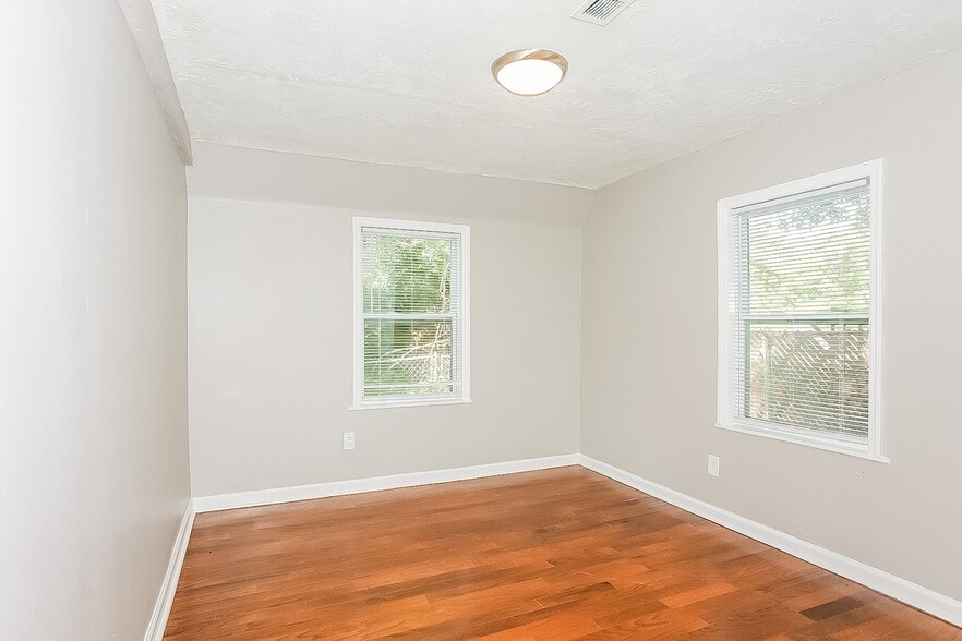 Building Photo - 3406 Seneca Ave