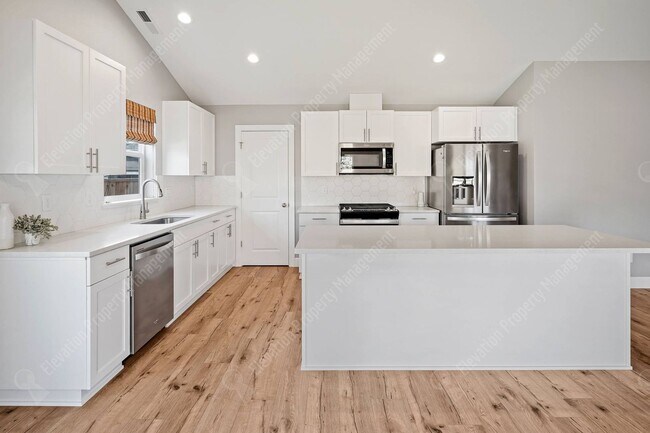 Building Photo - 3BR - 2BA Modern Living in a Quiet Cul-de-Sac