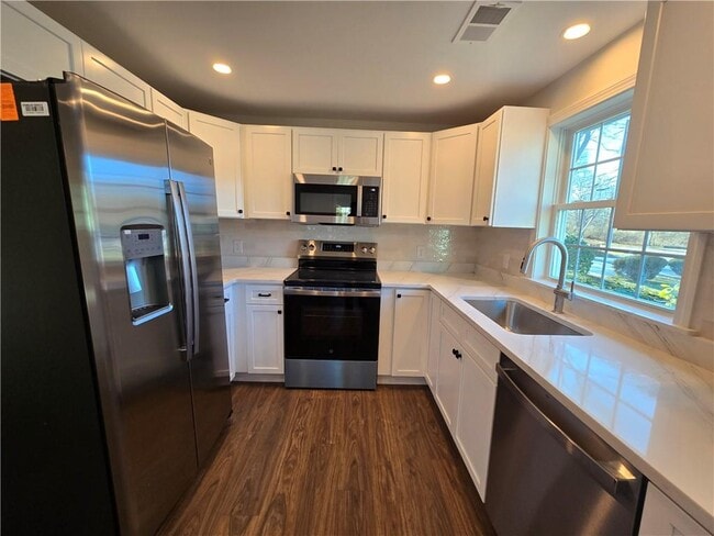 Building Photo - 140 Tower Hill Rd