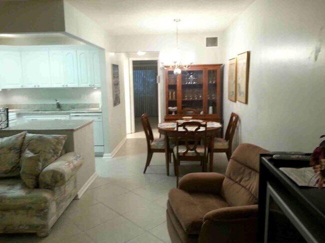 Building Photo - 300 Horizon W