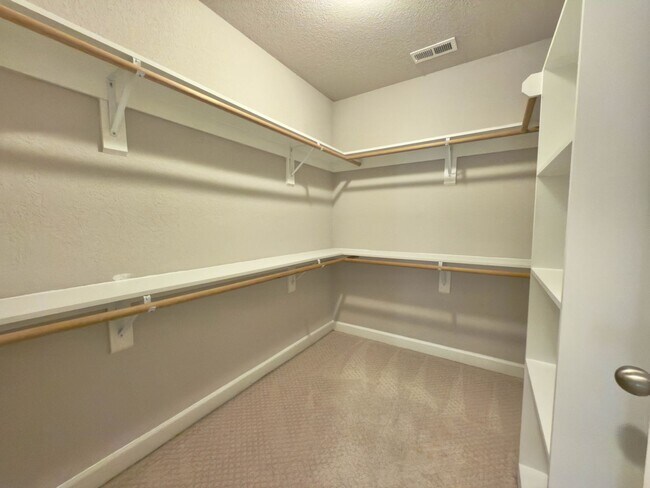 Building Photo - Newer Home