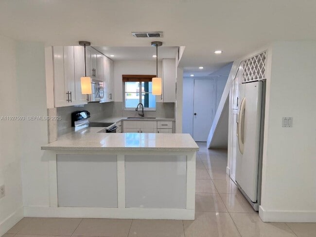 Building Photo - 6231 SW 138th Ct